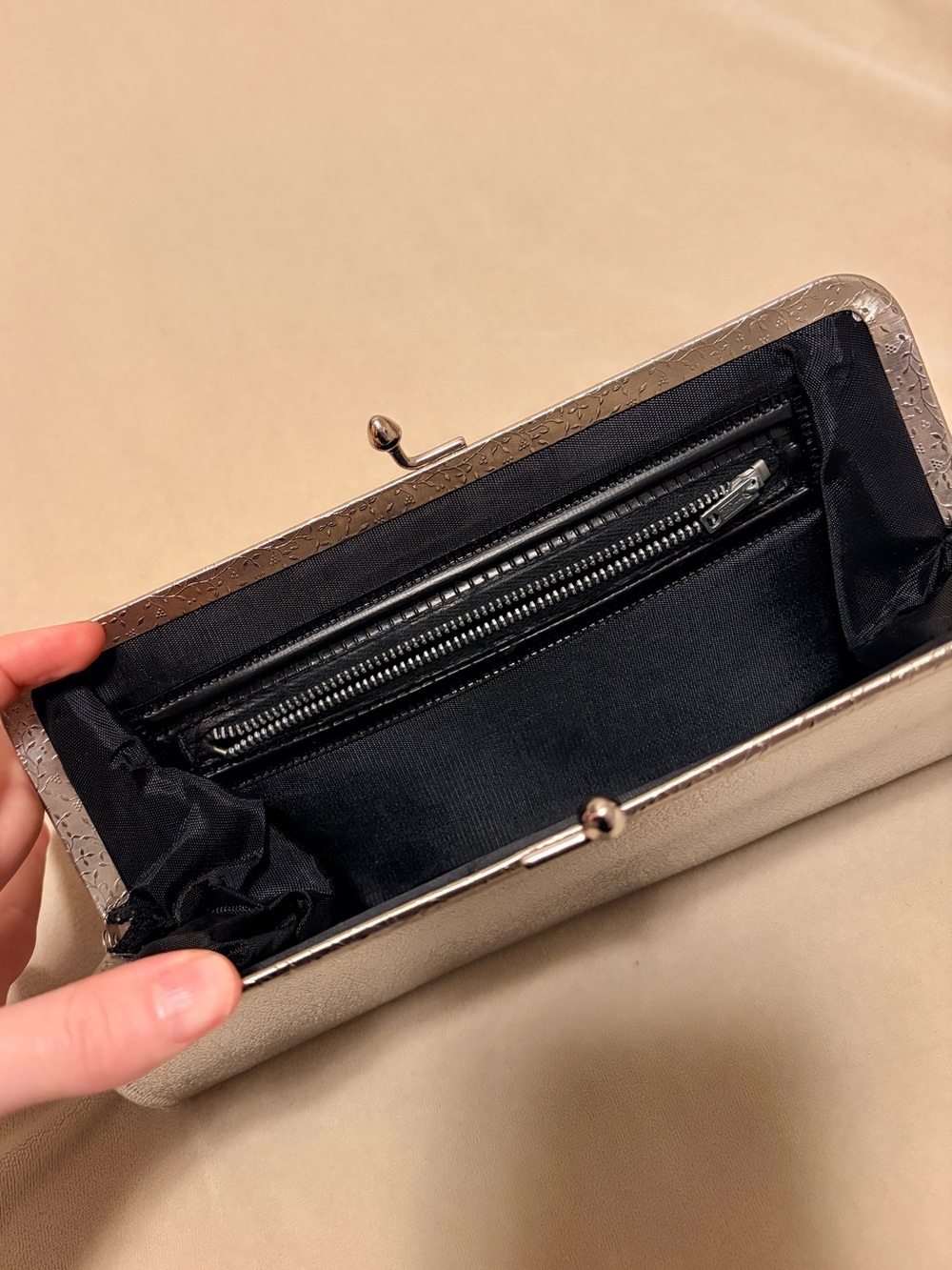 Vintage Silver Metallic 1950s Patent Leather Clutch Bag - Picture 3 of 11